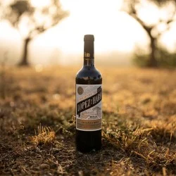 Botella de López de Haro Crianza 2020 en el campo